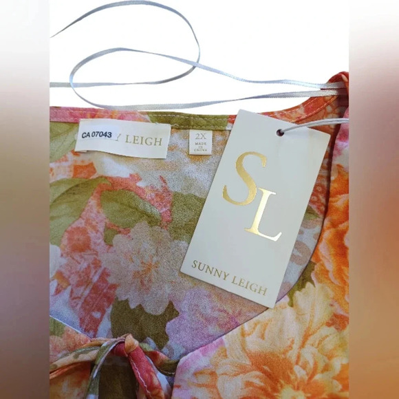 Sunny Leigh NWT Short Flutter Sleeve Floral Blouse Size 2X - Picture 8 of 9